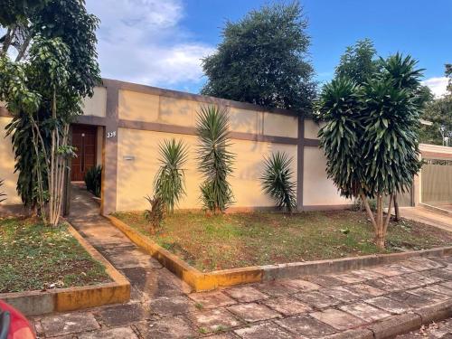 伊瓜苏Morada da Lua的一座棕榈树建筑