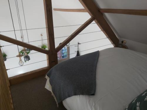 埃克塞特Sweet Meadow Lodge的阁楼卧室配有白色床
