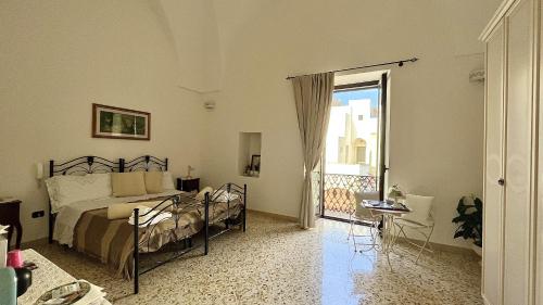 加拉蒂纳camera matrimoniale centro storico Galatina的一间卧室设有一张床和一个阳台