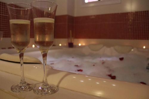 格拉玛多Amber 449的浴缸上坐两杯香槟