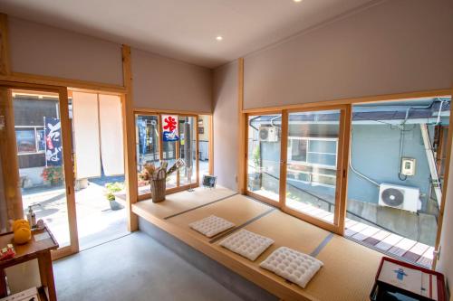 长门Guesthouse Neruyama的空房间,设有两扇窗户和阳台