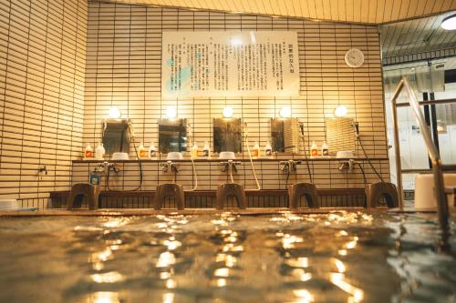 长门Guesthouse Neruyama的一间带游泳池和镜子的浴室