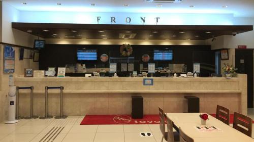 丰中Toyoko Inn Osaka Itami Airport的餐厅内食物库的前柜台