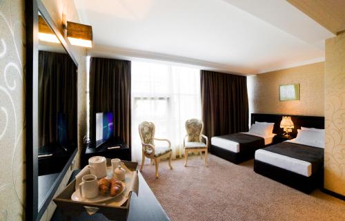 第比利斯卡拉西酒店的酒店客房设有两张床和电视。