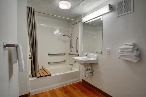 奇科皮6号普林菲尔德奇科皮汽车旅馆 的带淋浴、盥洗盆和浴缸的浴室