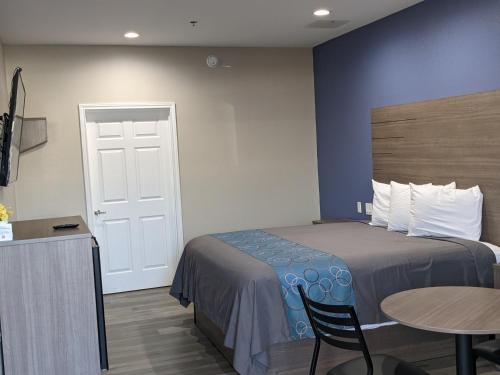 阿兰瑟斯帕斯Holiday Inn motel的小型酒店客房配有一张床和一张桌子