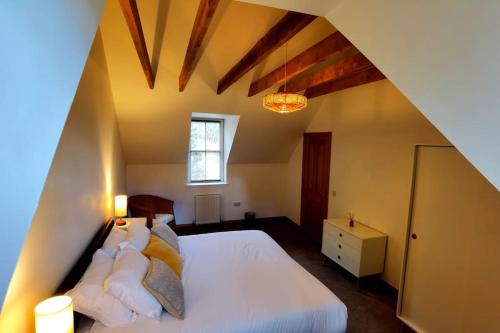 史宾桥East Lodge, Glenfintaig的卧室设有一张白色大床和一扇窗户。