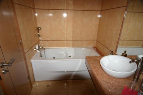 特罗亚索尔特罗亚酒店 - 福斯多佐渡的浴室配有白色浴缸和水槽