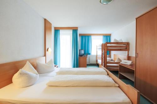 考恩台尔蒂亚蒙特卡罗酒店的酒店客房配有两张床和一张书桌