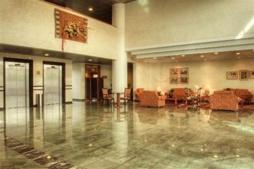 圣地亚哥迪亚戈阿马格阿罗普多酒店的大厅,在大楼里设有沙发和桌子