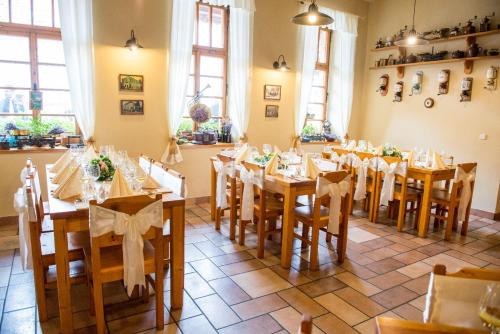 LibuňPenzion Restaurace u Helferů的用餐室配有木桌和椅子