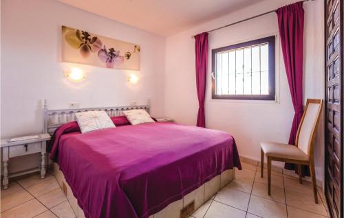哈维亚Costa Nova的一间卧室设有紫色的床和窗户