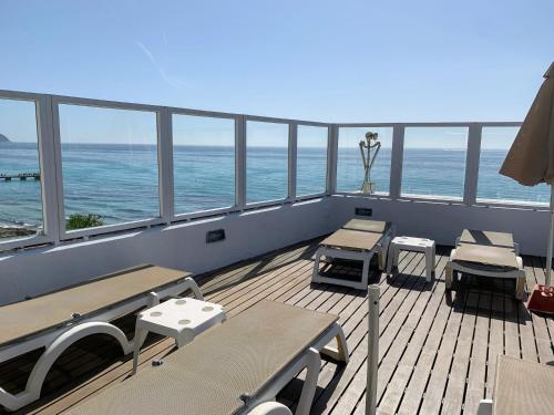 卡拉米洛沃拉玛酒店的一个带桌椅的海景阳台