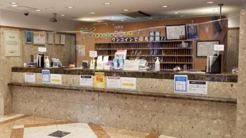 大阪Toyoko Inn Osaka Shinsaibashi Nishi的商店里标有标志的柜台