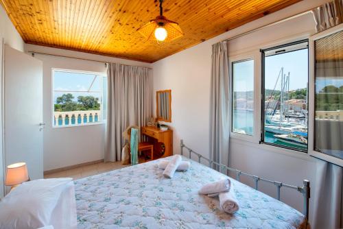 盖奥斯"OceanBreeze'' Studio的一间卧室设有一张床,享有海港景色