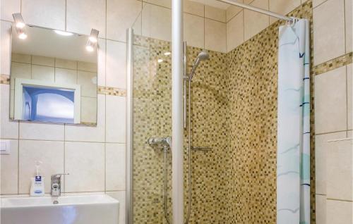 哈维亚Costa Nova的带淋浴和盥洗盆的浴室