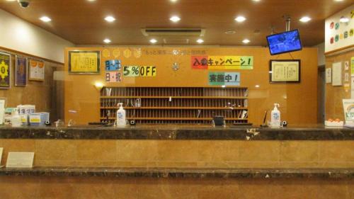 东京Toyoko Inn Tokyo Korakuen Bunkyokuyakusho Mae的一间设有柜台和广告的快餐店