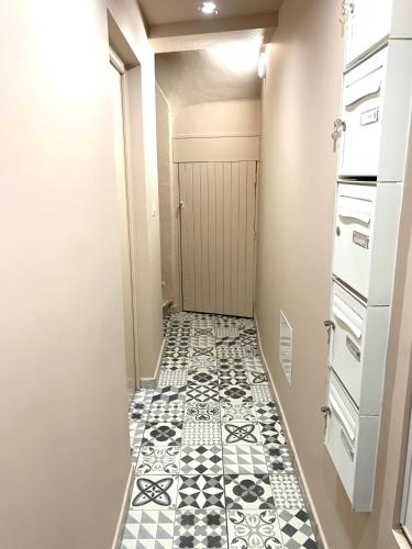 佩皮尼昂Studio République #3的走廊铺有黑白瓷砖地板。