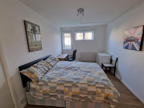 伦敦2 Bedroom Apartment in Kentish Town的一间卧室配有一张床和一张书桌