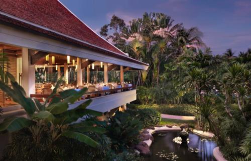 湄南海滩Santiburi Koh Samui的一个带游泳池和餐厅度假胜地