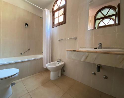 阿德耶丽港公园2酒店的浴室配有盥洗盆、卫生间和浴缸。