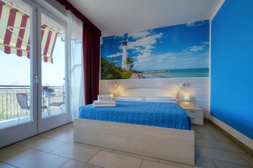拉齐塞The Lighthouse Rooms的一间卧室设有一张床,享有海景