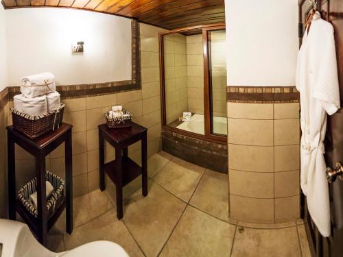 危地马拉安地瓜安提瓜太阳酒店的带浴缸、卫生间和盥洗盆的浴室