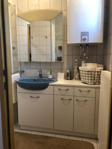 克尼特尔费尔德Ferienhaus Silke的一间带水槽和镜子的浴室