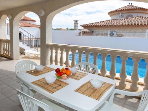 迈阿密普拉特亚Holiday Home Villa Kikidona by Interhome的阳台上的白色桌子和一碗水果