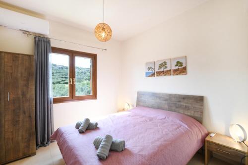 阿卡尼斯Archanes Nature Retreat Residence的一间卧室配有一张带两个枕头的床