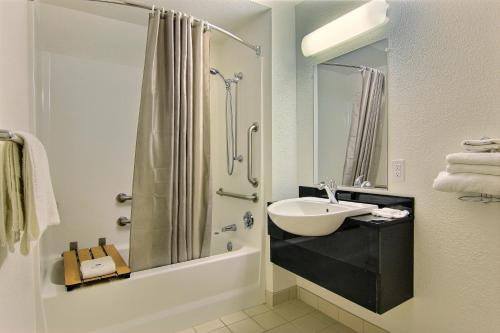 金斯维尔克恩斯维尔6汽车旅馆的一间带水槽和淋浴的浴室