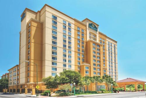 圣安东尼奥La Quinta Inn & Suites by Wyndham San Antonio Riverwalk的酒店大楼的 ⁇ 染