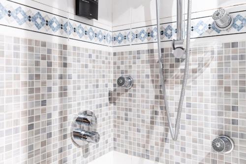 圣塞瓦斯蒂安Beach and Chill apartment by Cisan Rentals的浴室设有蓝色和白色瓷砖淋浴。