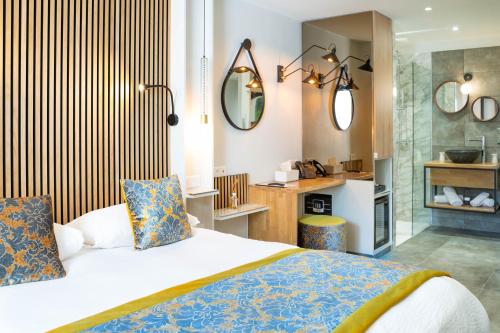 圣拉斐尔Le Confidentiel Hôtel & SPA的一间卧室设有一张床和一间浴室。