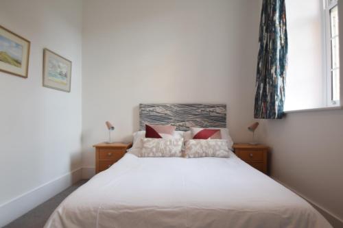 奇切斯特Beautiful flat in luxury Graylingwell development的卧室配有白色的床和2扇窗户。
