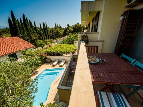 苏佩塔尔Holiday Home Silvija by Interhome的享有房子游泳池的顶部景色