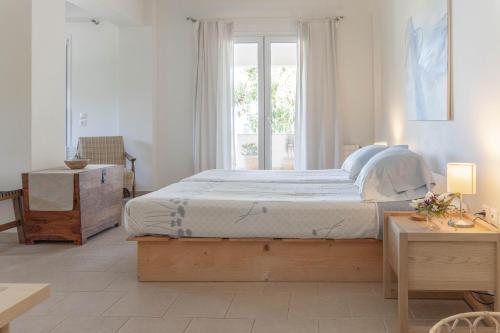 斯卡拉Secluded Beach Apartments的一间卧室设有一张大床和一个窗户。