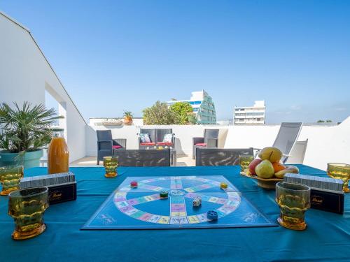 拉格朗德默特Apartment Cap Sud-3 by Interhome的一张桌子,上面放着一张蓝桌布,上面放着棋盘游戏