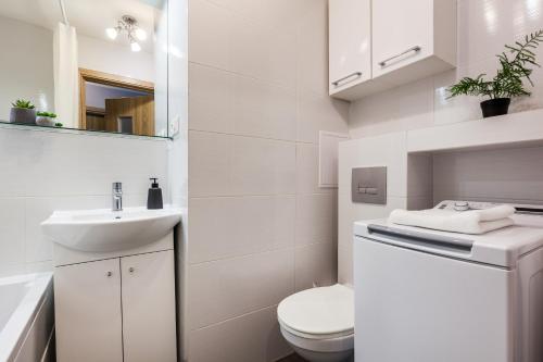 格丁尼亚Prime Home PARKOWY的白色的浴室设有卫生间和水槽。