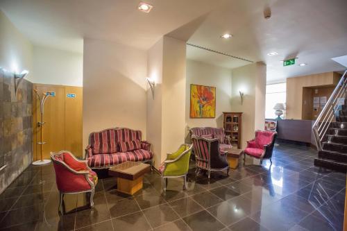 Cerva德尔瓦酒店 的大楼内带椅子和楼梯的等候室
