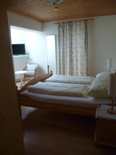 Hotel & Restaurant Edelweiss Alpine Lodge客房内的一张或多张床位