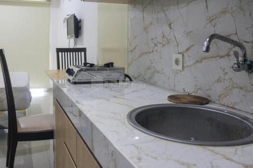 雅加达RedLiving Apartemen Paradise Mansion - Gunawan的厨房柜台配有水槽和烤面包机