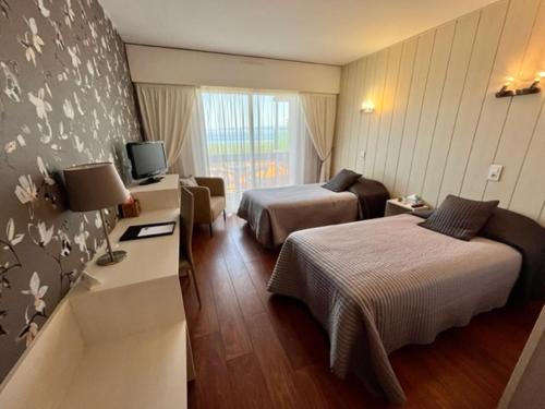 埃维昂莱班帕诺拉马酒店-餐厅的酒店客房设有两张床和电视。