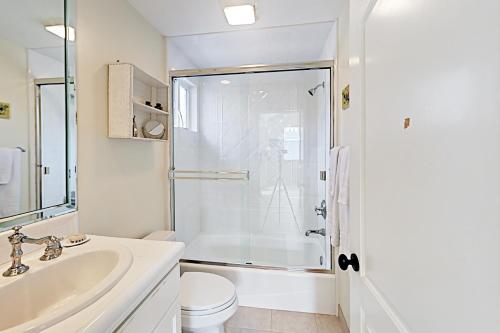 纽波特海滩Cheery Retreat的带淋浴和盥洗盆的白色浴室
