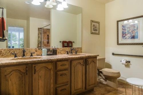 拉昆塔Oak Tree Manor Permit# 259,056的一间带水槽、卫生间和镜子的浴室