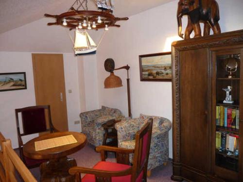 卡尔斯哈根Fewo De luette Moew_KOC的客厅配有沙发、桌子和椅子