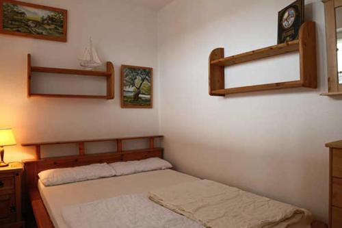 卡尔斯哈根Fewo De luette Moew_KOC的卧室配有床和壁架