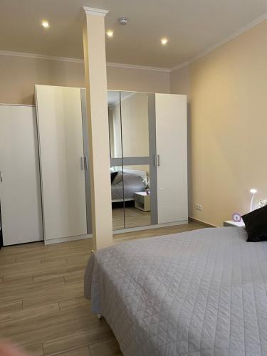 莱比锡2Raum-Apartment Leznew的一间卧室配有一张床和一面大镜子