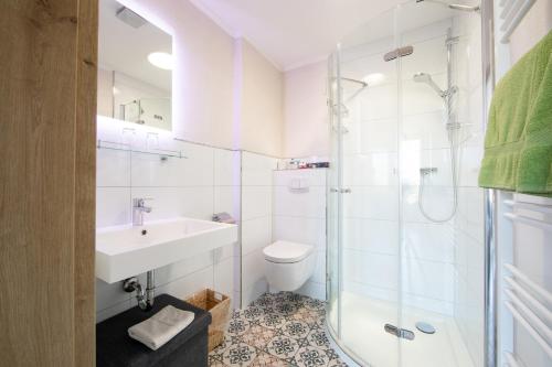 梅伦Wagners Landhaus的带淋浴、卫生间和盥洗盆的浴室