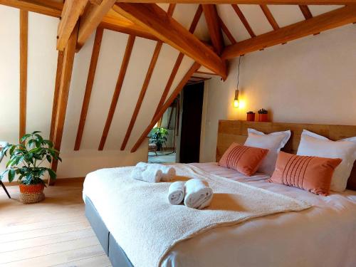 杜柏Les Suites de Petit Bomal的一间卧室配有一张大床和毛巾